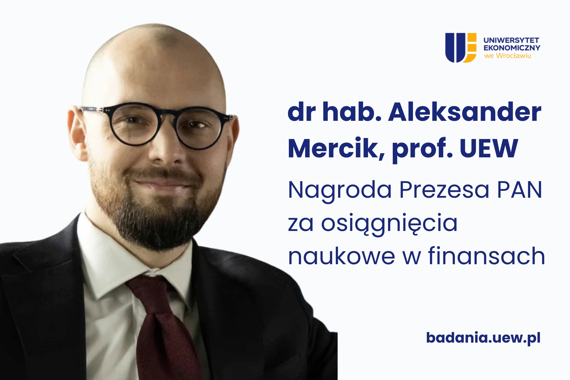 Zdjęcie Aleksandra Mercika oraz napis: Nagroda Prezesa PAN za osiągnięcia naukowe w finansach. Logo UEW