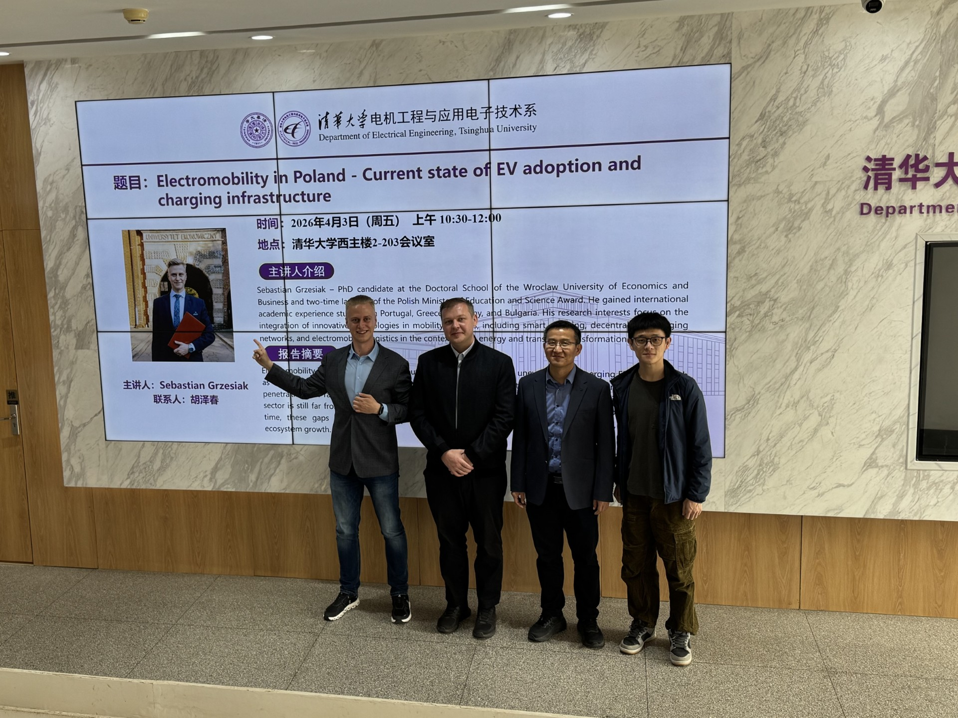 Zdjęcie z wizyty Sebastiana Grzesiaka na Uniwersytecie Tsinghua.