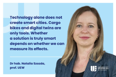 Decorative image. On the right, a photo of Natalia Szozda. On the left, a quote from the article: " Technology alone does not create smart cities. Cargo bikes and digital twins are only tools. Whether a solution is truly smart depends on whether we can measure its effects." – Dr. hab. Natalia Szozda, Prof. UEW.