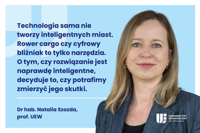 Obrazek dekoracyjny. Po prawej stronie zdjęcie Natalii Szozdy. Po lewej stronie cytat z artykułu: Technologia sama nie tworzy inteligentnych miast. Rower cargo czy cyfrowy bliźniak to tylko narzędzia. O tym, czy rozwiązanie jest naprawdę inteligentne, decyduje to, czy potrafimy zmierzyć jego skutki. Dr hab. Natalia, Szozda, prof. UEW.